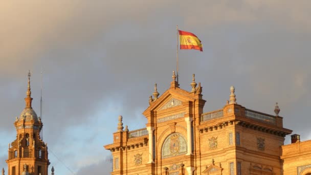 Je Španělsko náměstí plaza v Maria Luisa Park, Sevilla, Andalusie, Španělsko, postaven v roce 1928 iberoamerické výstavy. Je to renesanční a maurské oživení styly španělské architektury. — Stock video