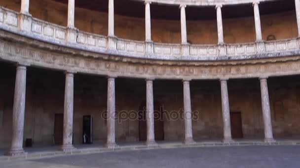 Patio del Palacio de Carlos V es un edificio renacentista en Granada, Andalucía, España, situado en la cima de la colina de Assabica, dentro de la fortificación nazarí de la Alhambra. Edificio sin techo hasta 1957 . — Vídeo de stock