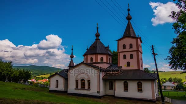 Timelapse: Kerk van het klooster van de aartsengel Michaël in Ladomirova (Ladomervagasa) is een Tsjechische gemeente in de regio Presov van noordoostelijk Slowakije maakt deel uit van het district Svidnik. — Stockvideo