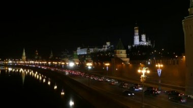 4k Moskova Kremlin Moskova Nehri bir arka planda geceleri. Moskova Kremlin, Moskova'nın kalbinde müstahkem bir kompleks olduğunu. Karmaşık Rusya Federasyonu Başkanı resmi ikametgahı olarak hizmet vermektedir..