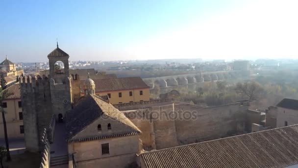 Alcázar de los Reyes Cristianos en Córdoba, Andalucía, España. Fortaleza sirvió como una de las principales residencias de Isabel I de Castilla y Fernando II de Aragón . — Vídeo de stock