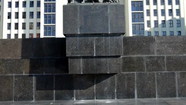 Monumento de Lenin cerca de la Casa de Gobierno de la República de Bielorrusia está construyendo el Gobierno de la República de Bielorrusia en Minsk. Se encuentra en la Plaza de la Independencia . — Vídeos de Stock