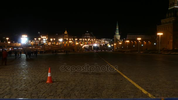 Bolshoy Moskvoretsky Bridge é uma ponte de arco de concreto que abrange o rio Moskva em Moscou, Rússia, a leste do Kremlin de Moscou. Ponte liga Praça Vermelha com Bolshaya Ordynka rua em Zamoskvorechye . — Vídeo de Stock