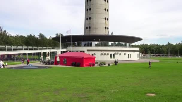 Tallinn Tv-toren (Tallinna teletorn) in het Pirita, Estland is vrijstaande structuur met een observatie dek, gebouwd om betere telecommunicatiediensten voor 1980 Olympische spelen van Moskou regatta evenement. — Stockvideo