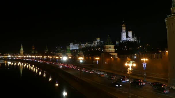 4к Московский Кремль на фоне Москвы-реки ночью. Московский Кремль, это укрепленный комплекс в самом сердце Москвы. Комплекс является официальной резиденцией Президента Российской Федерации . — стоковое видео