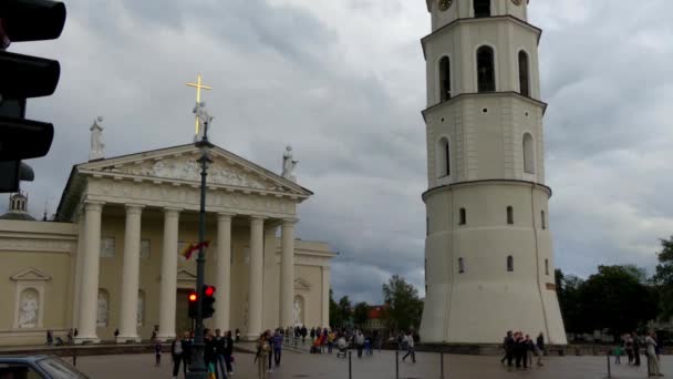 Çan kulesi Vilnius Katedrali hakkında ana Roma Katolik Katedrali Litvanya olduğunu. Vilnius Old Town, Cathedral Square hemen ötesinde yer alır. Aziz için adanmış Stanislaus ve Ladislaus. — Stok video