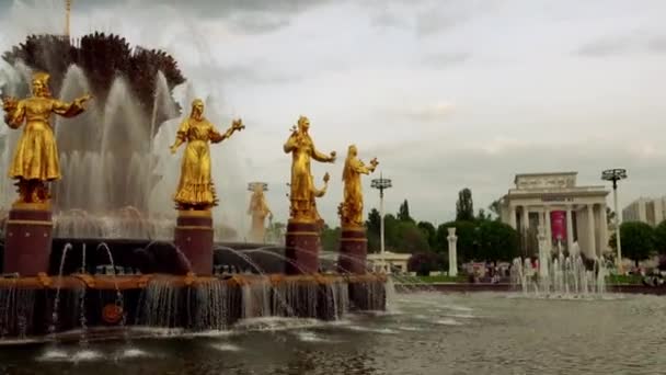 Fuente de la amistad de las naciones en VDNKh. Exposición de Logros de la Economía Nacional es permanente feria comercial de propósito general y parque de atracciones en Moscú, Rusia . — Vídeos de Stock