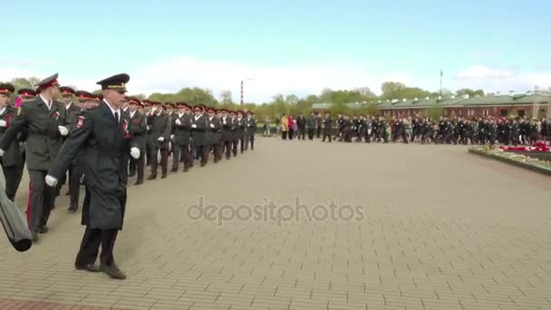 BREST, BELARUS - 9 de maio de 2017: comício festivo e marcha de militares na Fortaleza de Brest, dedicada ao Dia da Vitória na Grande Guerra Patriótica . — Vídeo de Stock
