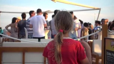 Split, Hırvatistan - 15 Haziran 2017: Küçük güzel kız dans yaz açık Restoran Split, Hırvatistan Adriyatik kıyısında arka planda.