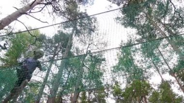 Macera Parkı küçük kız. Macera Parkı çeşitli egzersizler, engel kursları ve ZIP-hatları tırmanma halat gibi öğelerin bulunduğu yerdir. Onlar için rekreasyon amacıyla.