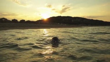 Ağır çekim: Küçük güzel kız sıcak yaz denizin dalgaları çalış..