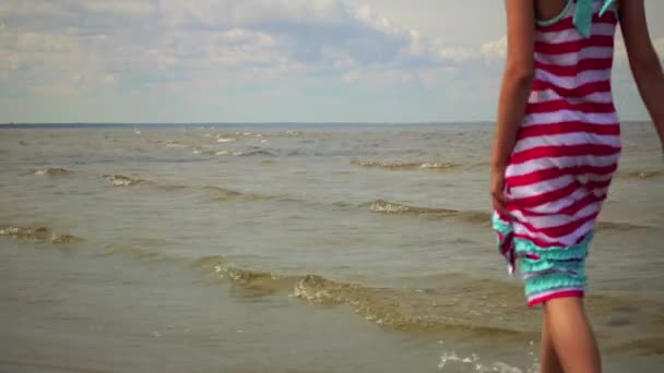 Jurmala Beach civarındaki küçük güzel kız yürüyor. Jurmala Letonya, Riga batısında yaklaşık 25 kilometre kentidir. — Stok video