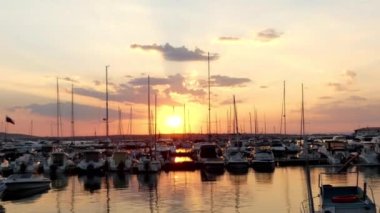 Akşam marina port Sozopol, Bulgaristan. Yatlar ve günbatımı fonunda gemi.