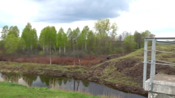 Kleines schönes Mädchen läuft auf Eisenbahnbrücke in der Landschaft. — Stockvideo