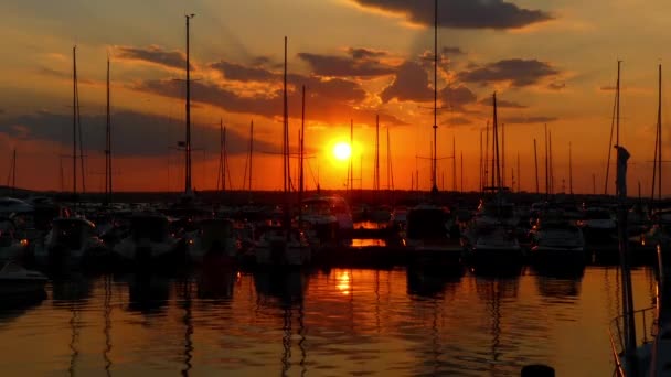 Akşam marina port Sozopol, Bulgaristan. Yatlar ve günbatımı fonunda gemi. — Stok video