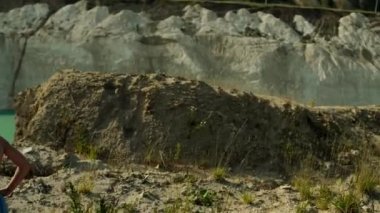 Tebeşir ocağı Grodno region, Beyaz Rusya Wolkowysk yakınındaki yakınındaki küçük güzel kız yürüyor.