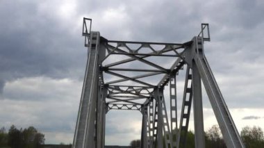 Küçük güzel kız demiryolu Köprüsü kırsal boyunca yürüyüş.