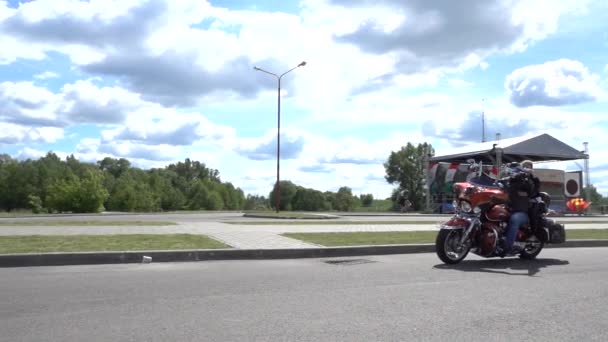 BREST, BELARUS - 27 de maio de 2017: Brest Bike Festival International. Cavalgando hóspedes em motocicletas . — Vídeo de Stock