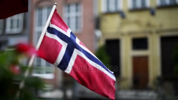 Flagge Norwegens flattert im Wind an Fassade des Verwaltungsgebäudes. — Stockvideo