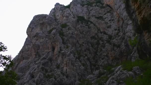 O canyon do rio Paklenica karst é um parque nacional na Croácia. Ele está localizado em Starigrad, norte da Dalmácia, nas encostas sul da montanha Velebit, não muito longe de Zadar. Mala e Velika Paklenica . — Vídeo de Stock