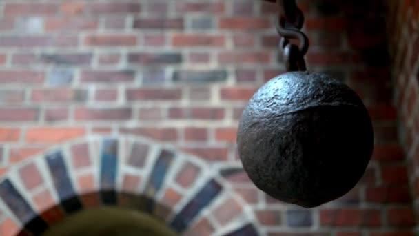 Качающийся маятник - металлический шар в замке Тевтонского ордена в Мальборке - самый большой замок в мире по площади поверхности. Он был построен в Мариенбурге, Пруссия Тевтонскими рыцарями, Орденсбургская крепость . — стоковое видео