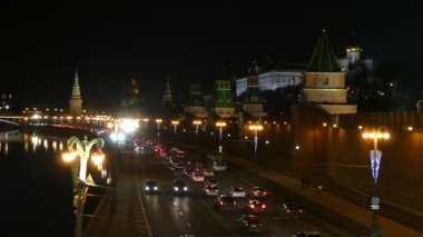4k Moskova Kremlin Moskova Nehri bir arka planda geceleri. Moskova Kremlin, Moskova'nın kalbinde müstahkem bir kompleks olduğunu. Karmaşık Rusya Federasyonu Başkanı resmi ikametgahı olarak hizmet vermektedir..