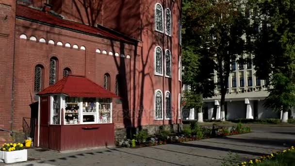 A Igreja dos Santos Simão e Helena, também conhecida como Igreja Vermelha, é uma igreja católica romana na Praça da Independência em Minsk, Bielorrússia. Foi projetado pelos arquitetos Tomasz Pajzderski e Wladyslaw Marconi . — Vídeo de Stock