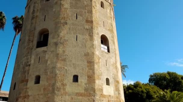 Torre del Oro (Tower of Gold) är dodecagonal vakttorn i Sevilla, Andalusien, Spanien. Det uppfördes av Almohad kalifatet för att styra åtkomsten till Sevilla via floden Guadalquivirs strand. — Stockvideo