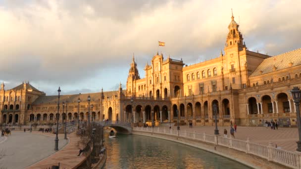 Der spanische Platz ist ein Platz im Maria Luisa Park, Sevilla, Andalusien, Spanien, der 1928 für die iberoamerikanische Ausstellung erbaut wurde. Es ist Renaissance und maurische Wiederbelebung Stile der spanischen Architektur. — Stockvideo