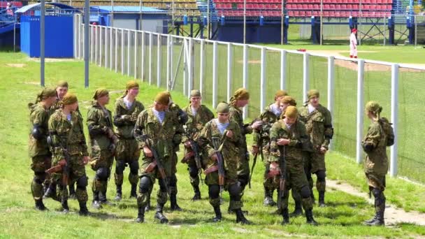 BREST, BELARUS - 27 de maio de 2017: Apresentações de demonstração de pára-quedistas no Brest Bike Festival International. Cavalgando hóspedes em motocicletas . — Vídeo de Stock