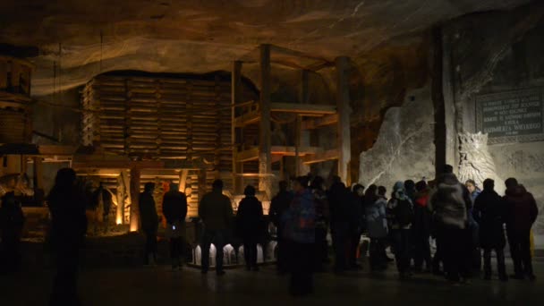 WIELICZKA, POLÓNIA - JANEIRO 4 2016: A mina de sal de Wieliczka, localizada na cidade de Wieliczka, no sul da Polônia, fica dentro da área metropolitana de Cracóvia . — Vídeo de Stock