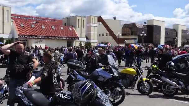 BREST, BELARUS - 27 de maio de 2017: Brest Bike Festival International. Cavalgando hóspedes em motocicletas . — Vídeo de Stock