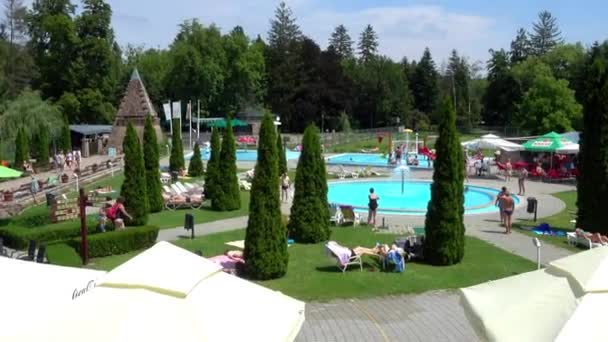 Miskolc, Ungern - juli 9 2017: Badgrottan är termalbadet i naturliga grotta i Miskolctapolca, som är en del av staden Miskolc, Ungern. Termiska vatten sägs minska ledvärk. — Stockvideo