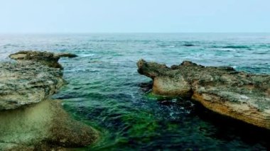 Süzebolu yakınındaki Bulgar Karadeniz sahilinde kayaların üzerinde kırma dalgalar.