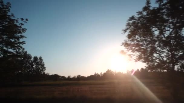 Movimento lento contra o pano de fundo do pôr do sol na pitoresca aldeia . — Vídeo de Stock