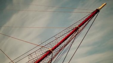 Rhei büyük ahşap gemi ve pilonlar.