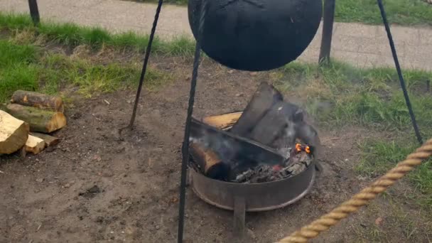 Bundels zijn opgehangen boven het Vuur branden. — Stockvideo