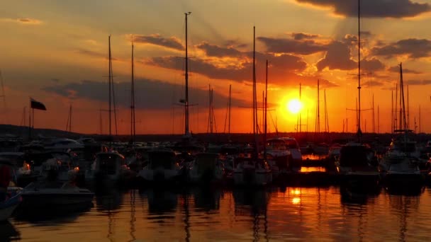 Puerto deportivo nocturno en Sozopol, Bulgaria. Yates y barcos en el contexto de la puesta del sol . — Vídeos de Stock