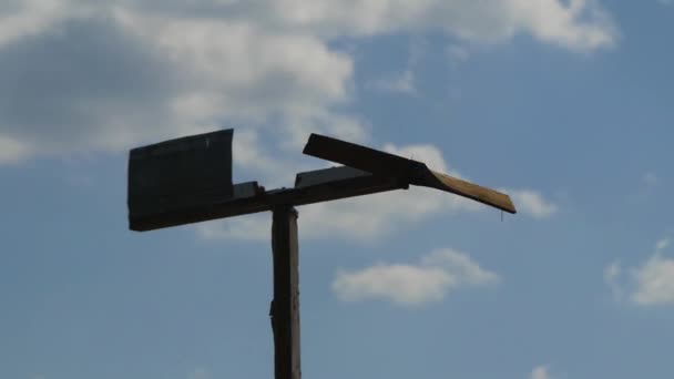 Ξύλινα σπιτικό weathervane εκκαθάριση λεπίδες μετατρέπεται σε γεωργική εκμετάλλευση. — Αρχείο Βίντεο
