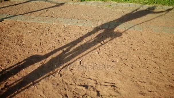 Schatten eines Athleten im Gehsimulator auf sandigem Gelände. — Stockvideo