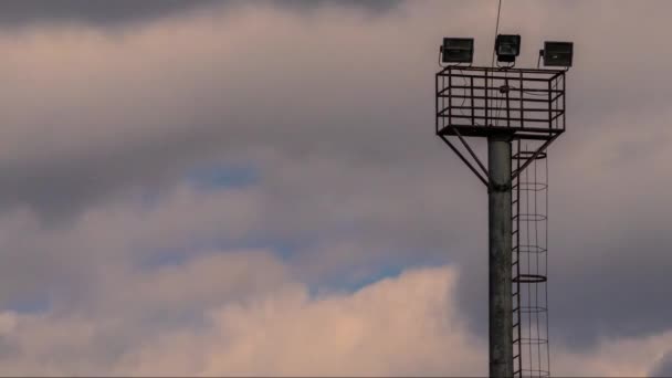 游戏中时光倒流： 聚光灯下塔电力行业与蓝蓝的天空和云. — 图库视频影像