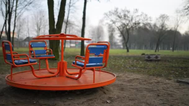 Childrens carrousel in de speeltuin in herfst park. — Stockvideo