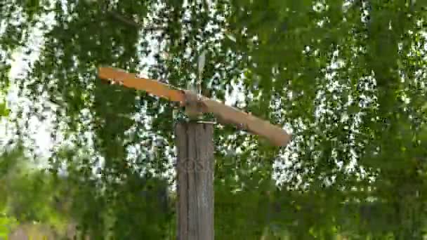 La banderuola in legno fatta in casa gira lame tortuose in un'azienda agricola . — Video Stock