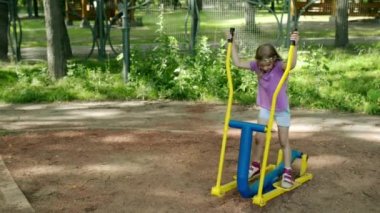 Küçük güzel kız spor yaz Şehir Parkı eğitim cihaz nişanlı..