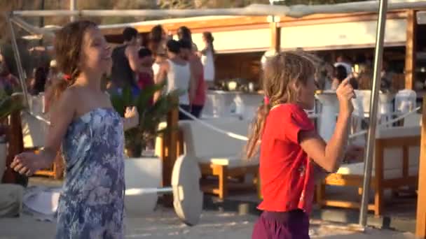 Σπλιτ, Κροατία - 15 Ιουλίου 2017: Όμορφο κοριτσάκι χορούς στο παρασκήνιο του καλοκαιριού ανοιχτό εστιατόριο στις ακτές της Αδριατικής στο Σπλιτ, Κροατία. — Αρχείο Βίντεο
