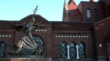 Kilise aziz Simon ve Elena Kızıl kilise olarak da bilinen Roma Katolik Kilisesi, Minsk, Belarus bağımsızlık Meydanı var. Tomasz Pajzderski ve Wladyslaw Marconi mimarlar tarafından tasarlanmıştır.
