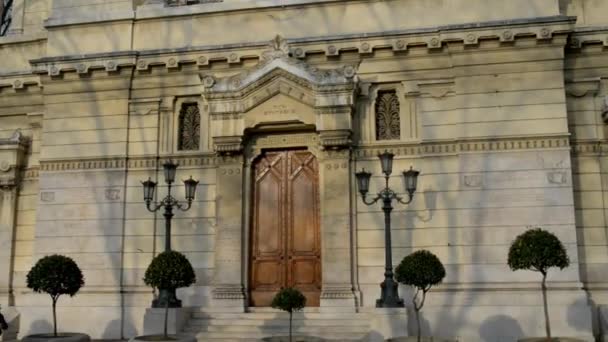 Grote Synagoge van Rome, Italië. Ontworpen door Vincenzo Costa en Osvaldo Armanni, werd synagoge gebouwd van 1901 tot 1904 aan de oever van de Tiber, met uitzicht op de voormalige getto. — Stockvideo