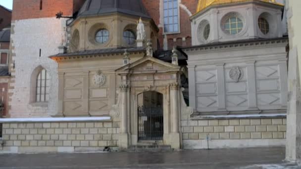 Wawel은 요새 건축의 크 라 코 프, 폴란드에서 Vistula 강 왼쪽된 은행에 건립. 로얄 성 및 (이 대성당의 St Stanislaw와 세인트 Waclaw Wawel 대성당). — 비디오