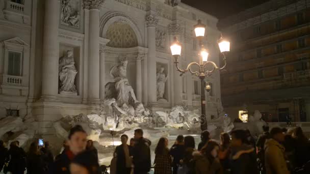 Fontanna di Trevi jest Barokowa fontanna w dzielnicy Trevi w Rzymie, zaprojektowany przez włoskiego architekta Nicola Salvi i zakończone przez Pietro Bracci. Jest to jeden z najbardziej znanych fontann w świecie. — Wideo stockowe