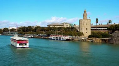 Torre del Oro (altın kule) Seville, Andalusia, Güney İspanya'dodecagonal askeri gözetleme kulesi var. Seville Guadalquivir Nehri üzerinden erişimi denetlemek için Muvahhidler Hilafet tarafından dikildi